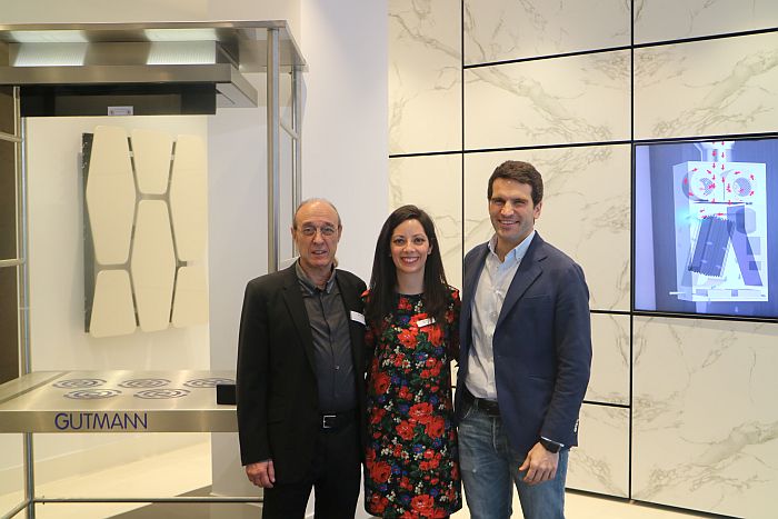 De izquierda a derecha: Miquel Argila, presidente de DAKE; Rocío Arjora, Showroom Manager del Cosentino Center de Madrid, y Sebastián Acedo, director gerente de AMC.