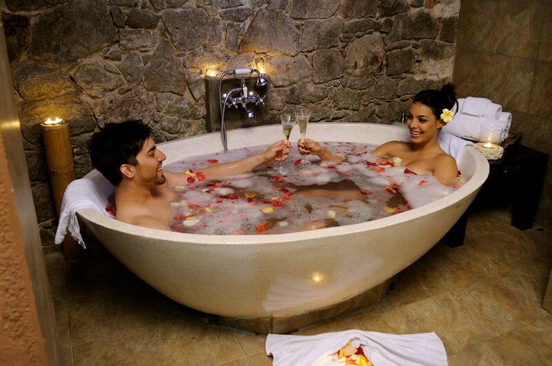 Baño relajante en pareja