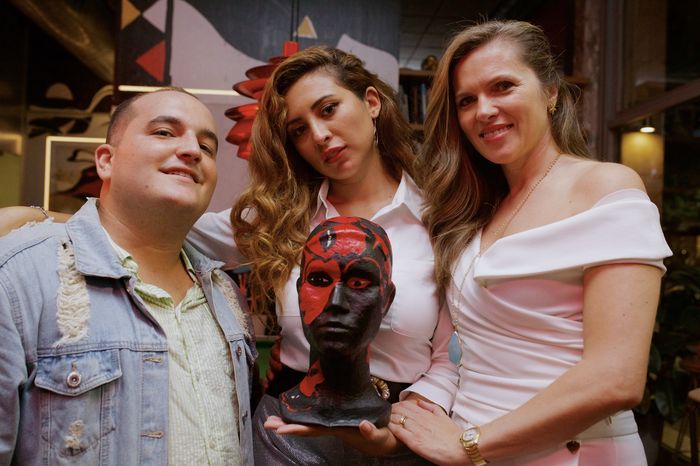 Juliana García entre su madre y Renato Garcia su agente