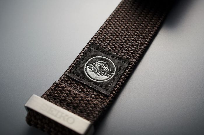 La correa incorpora el mismo emblema que los relojes, como símbolo de su durabilidad. La correa incorpora el mismo emblema que los relojes, como símbolo de su durabilidad.