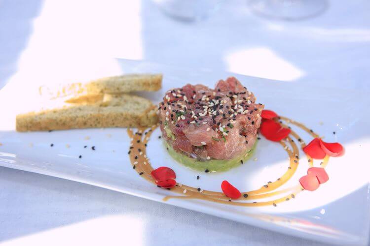 Tartar de atún rojo y guacamole.