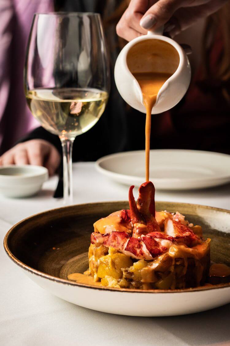 Los legendarios huevos rotos con bogavante y su salsita. Nuba Barcelona huevo rotos con bogavante